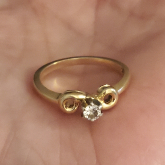 Jewelry - Lovely little 14k yg diamond ring